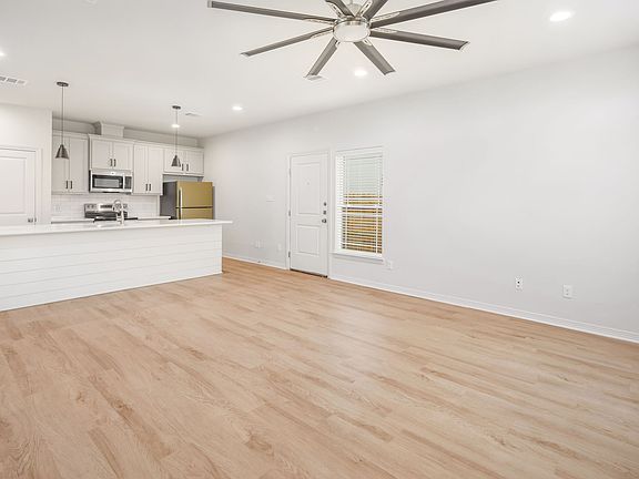 2nd image of 2108 Crest St