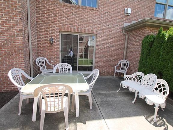 4th image of 1004 Blackthorne Dr