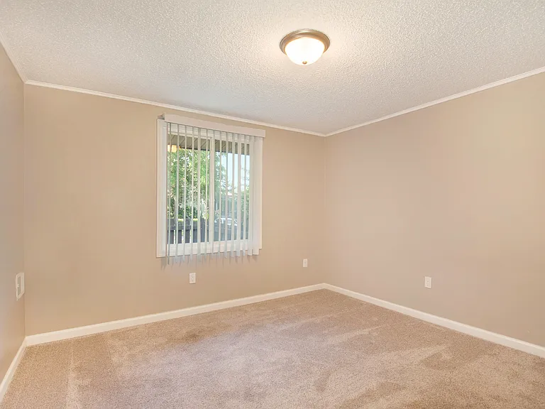 Pineridge Apartments — Photo 8