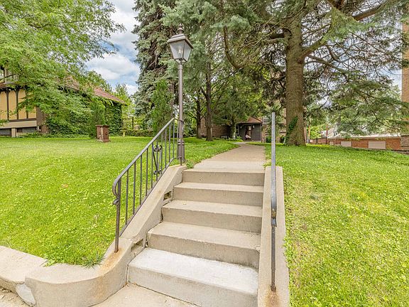 4th image of 3815 Dewey Ave #6