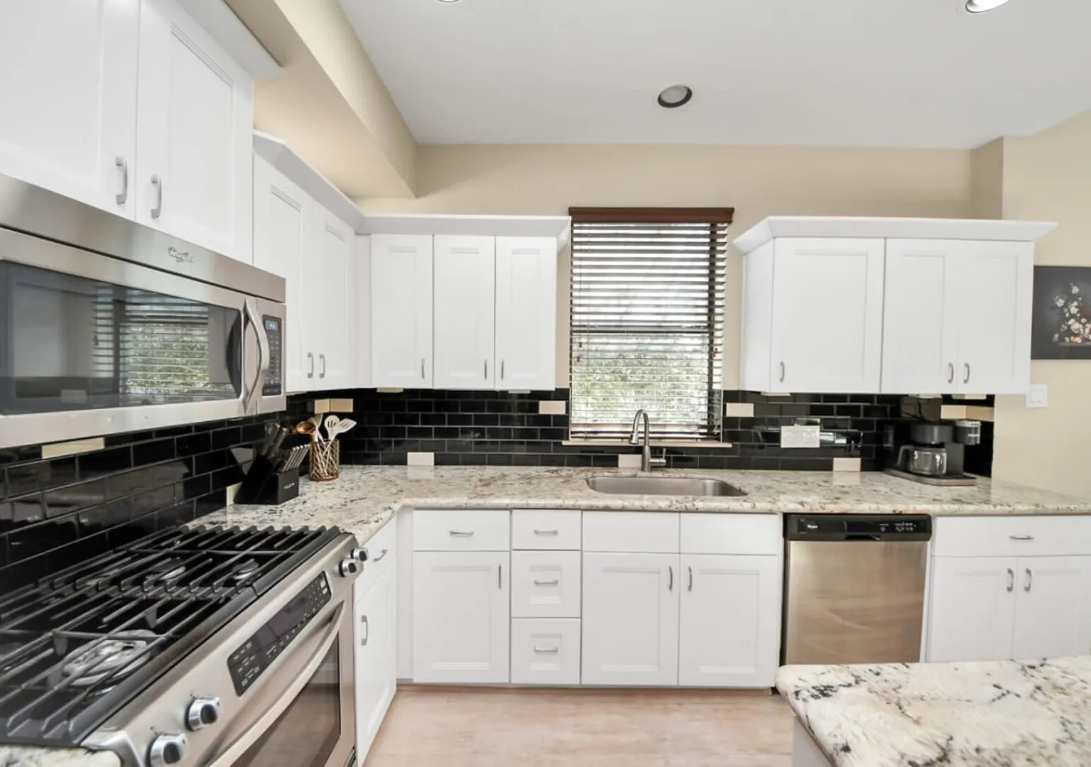 Stylish 4 Bed Home, Perfect for Long-Term Stays — Photo 4