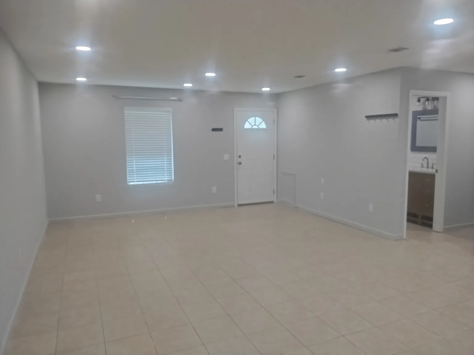 2 bed, 1.5 bath, 988 sqft, $950 — Photo 2