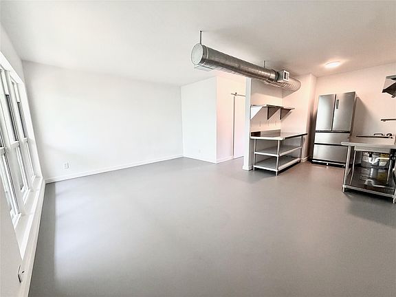 3rd image of 2124 NE 5th Avenue #105