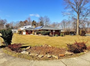 10 Edgemere Dr, Albertson, NY 11507