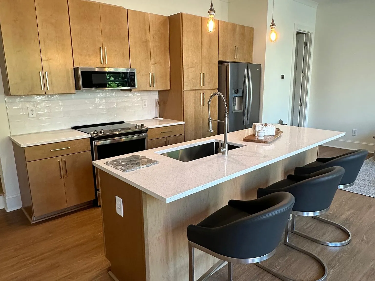 2 bed, 1.5 bath, 1164 sqft, $2,299 — Photo 3