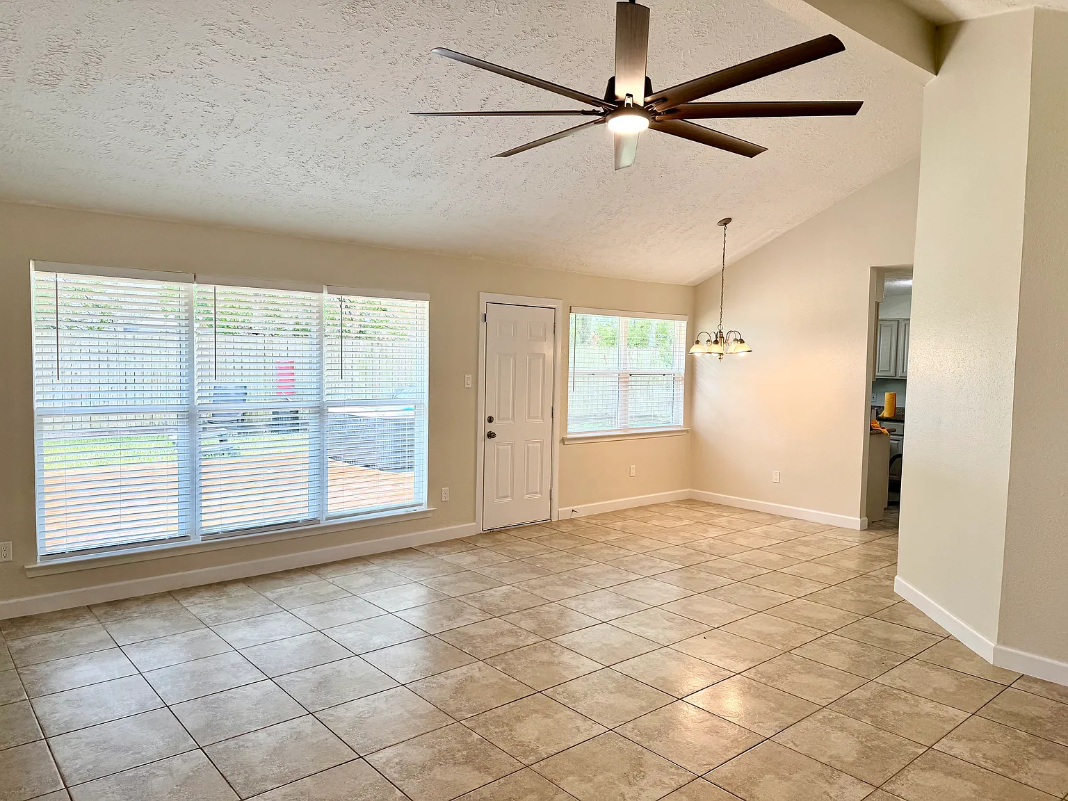 3 bed, 1214 sqft, $2,200 — Photo 3