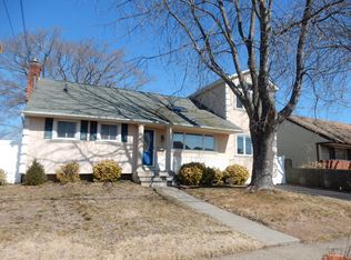 118 E Santa Barbara Rd, Lindenhurst, NY 11757