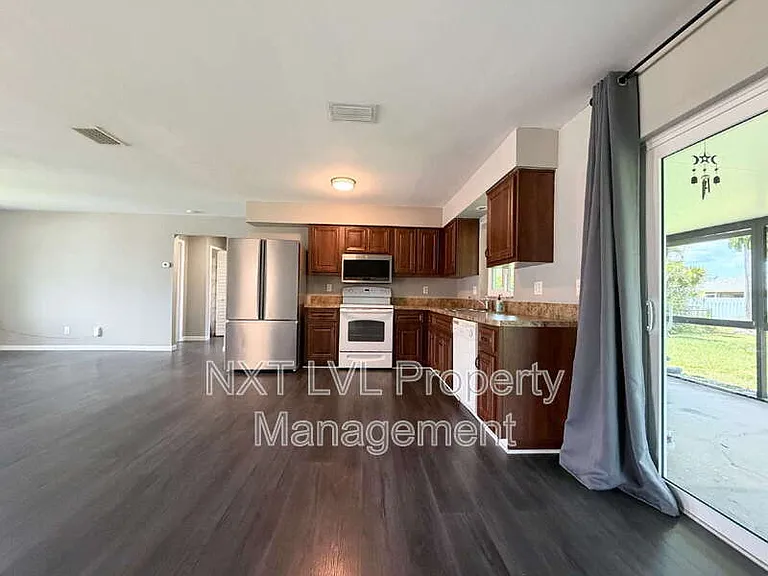 205 SE 18th St — Photo 6