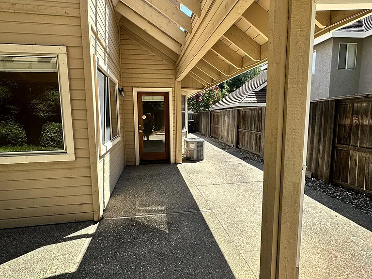 2221 Banbury Cir — Photo 49