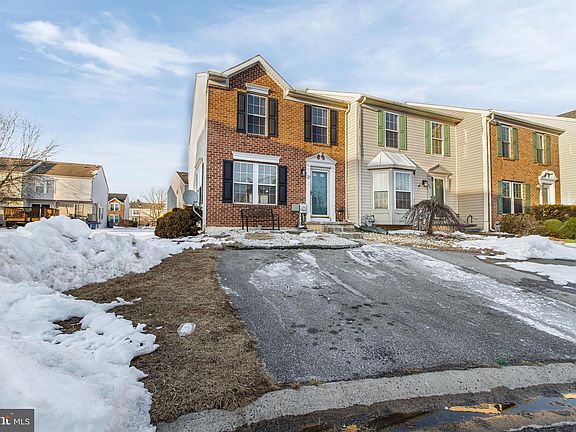 4th image of 27 E Newtown Pl
