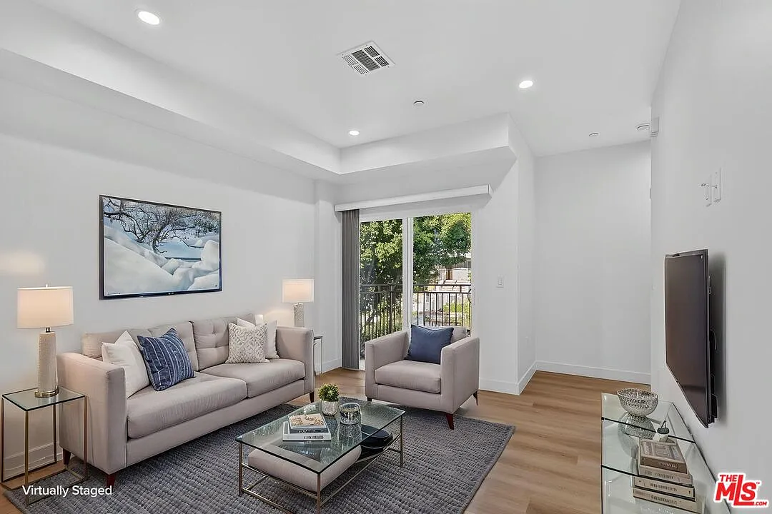 4 bed, 4.0 bath, 1300 sqft, $4,250 — Photo 1