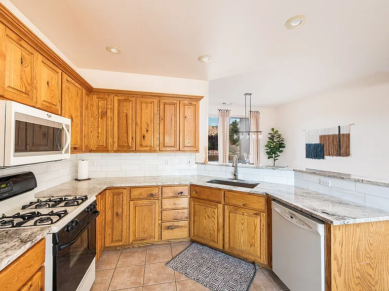 165 Quartz Dr — Photo 18