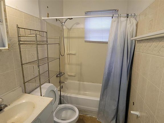 4th image of 6537 Julian Ave