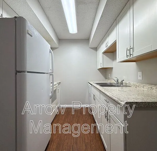 3405 Holdrege St #308 — Photo 4
