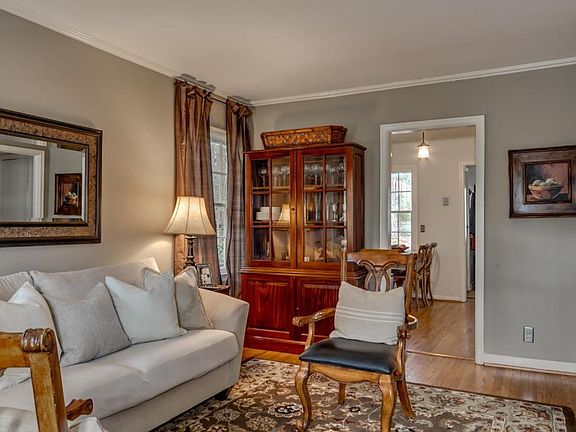 LR looking toward kitchen