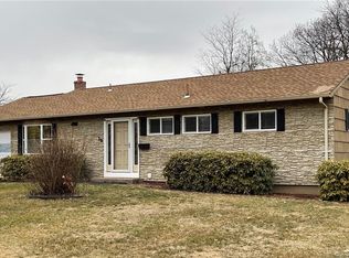 30 Greenfield Dr, Windsor Locks, CT 06096