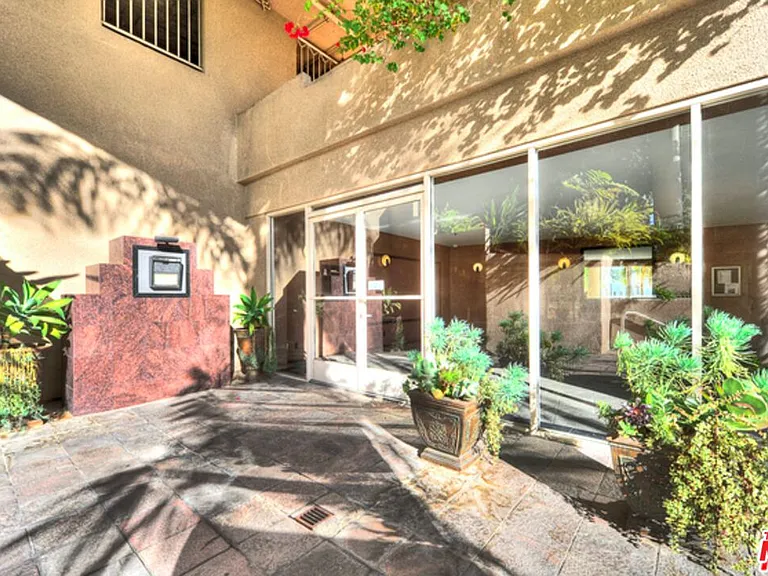 2222 N Beachwood Dr #302 — Photo 43