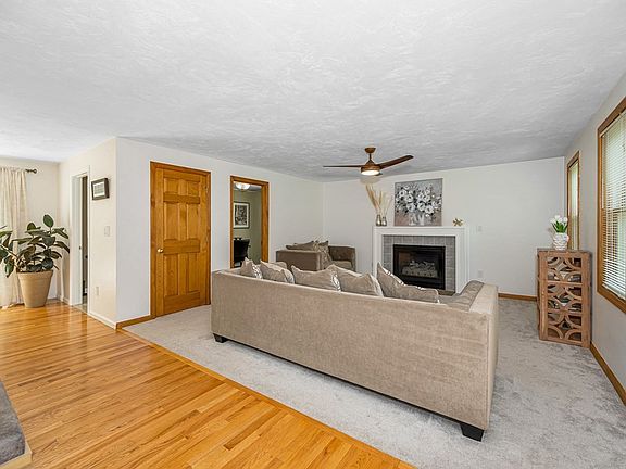 3rd image of 25 Appaloosa Cres