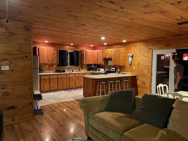 2 bed, 1200 sqft, $975 — Photo 2