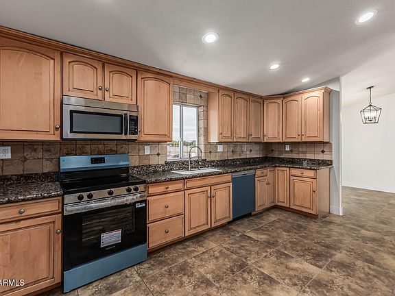 5th image of 37522 W Pierce Street