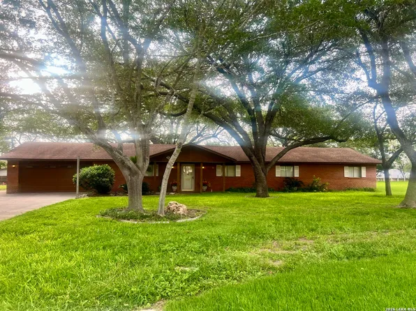 902 Oakridge Dr, Pleasanton, TX 78064