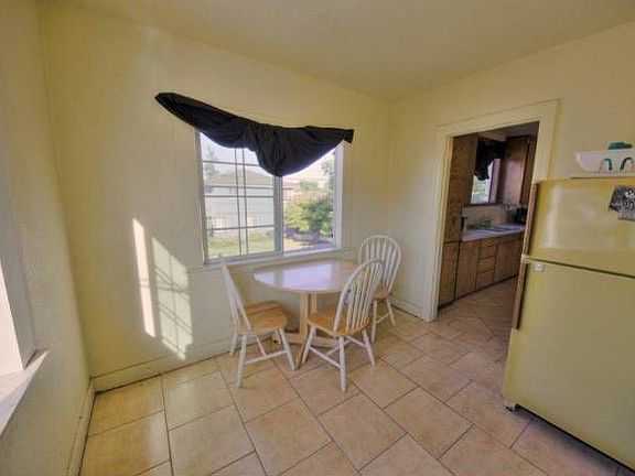 Eat-In Kitchen