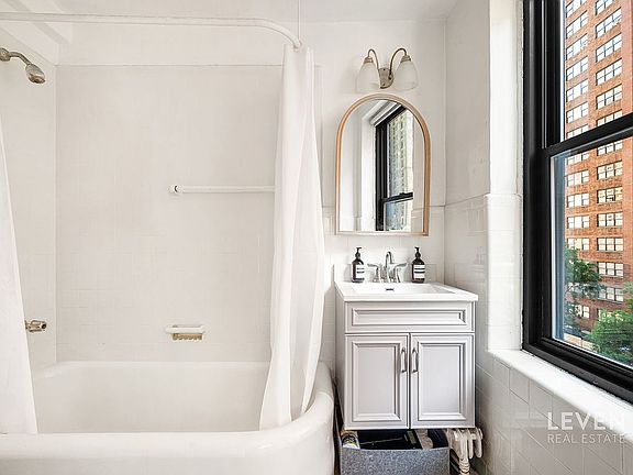 4th image of 7 Park Ave APT 5B