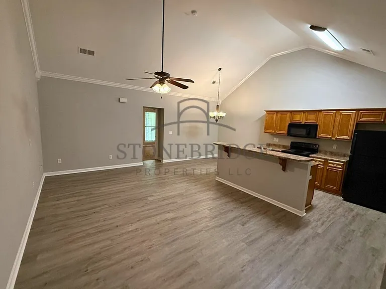 133 Danbury Ln — Photo 4