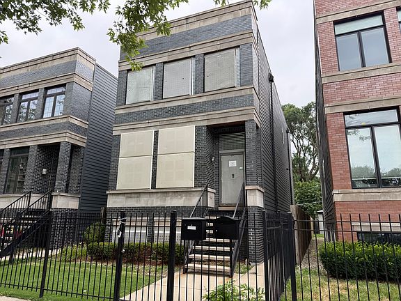 2nd image of 544 E 46th Pl