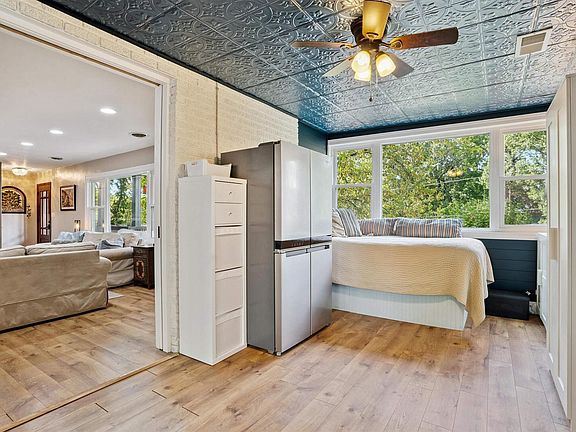 4th image of 123 Fernwood Ave