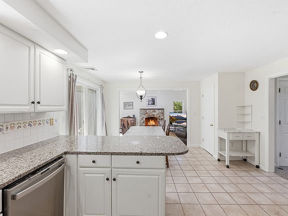4th image of 41 Lamplighter Dr