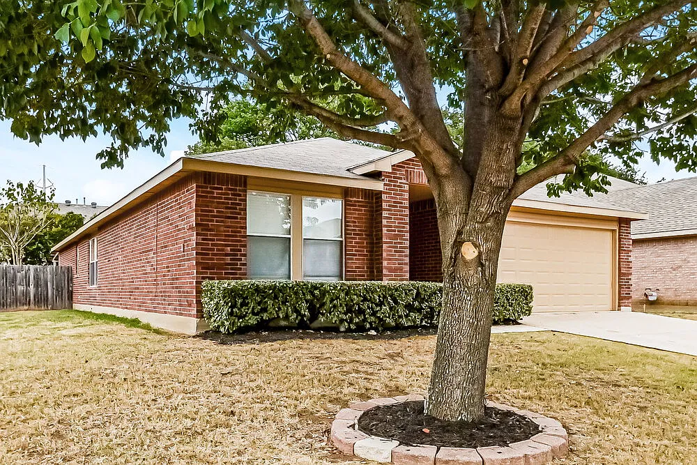 3 bed, 2.0 bath, 2086 sqft, $2,335 — Photo 3