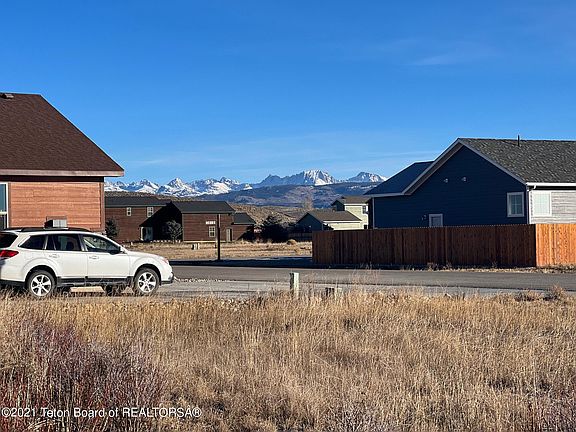 4th image of Willow Cove Ave