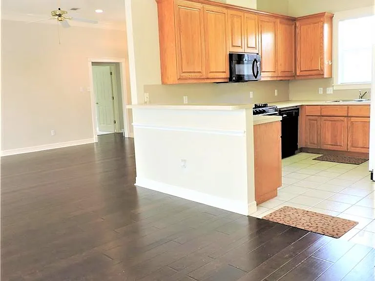 606 Aster Dr — Photo 3