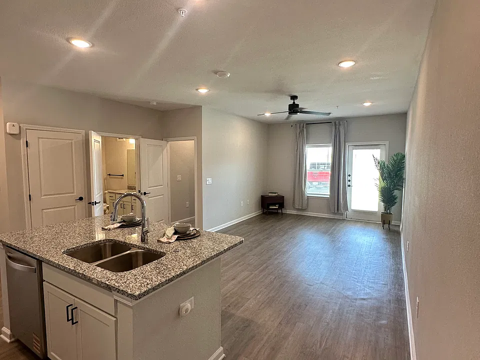 402 Morningside Grv #204