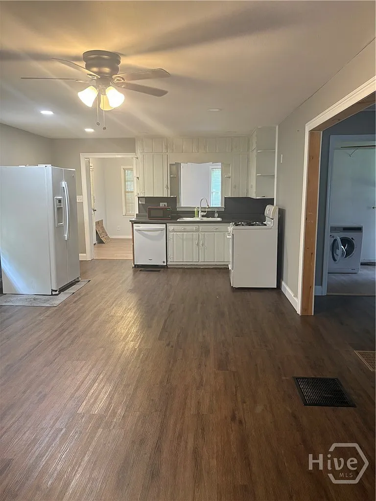 3 bed, 1.0 bath, 1187 sqft, $1,700 — Photo 3