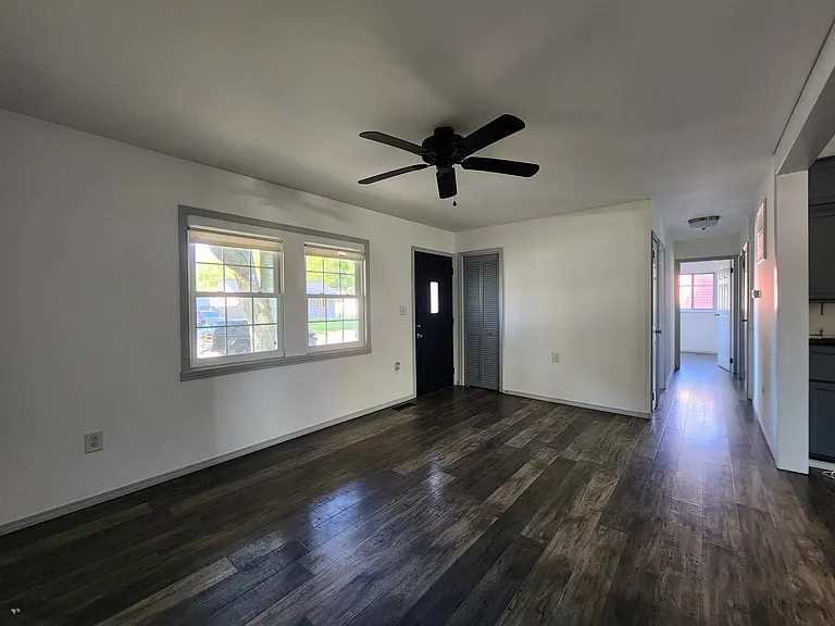 1212 Hollyhock Ln — Photo 4