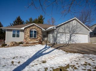 621 Fireside Dr, Cedar Falls, IA 50613