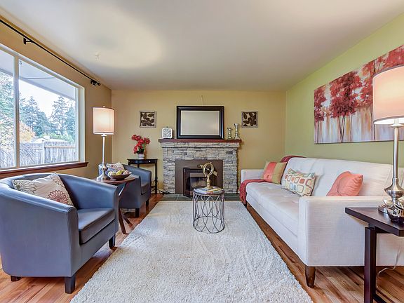 Fireplace with pellet insert