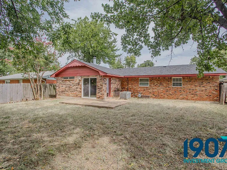1618 Village Dr — Photo 25