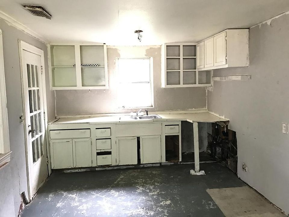 2nd image of 804 W Kerr St