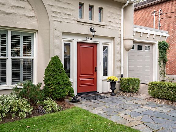 4th image of 940 Ivanhoe St