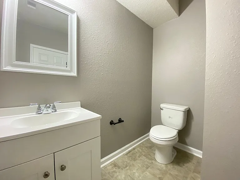 2211 S Pine St — Photo 4