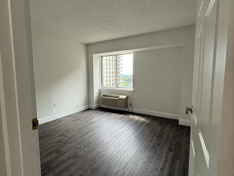 Excelsior II Apartments — Photo 19