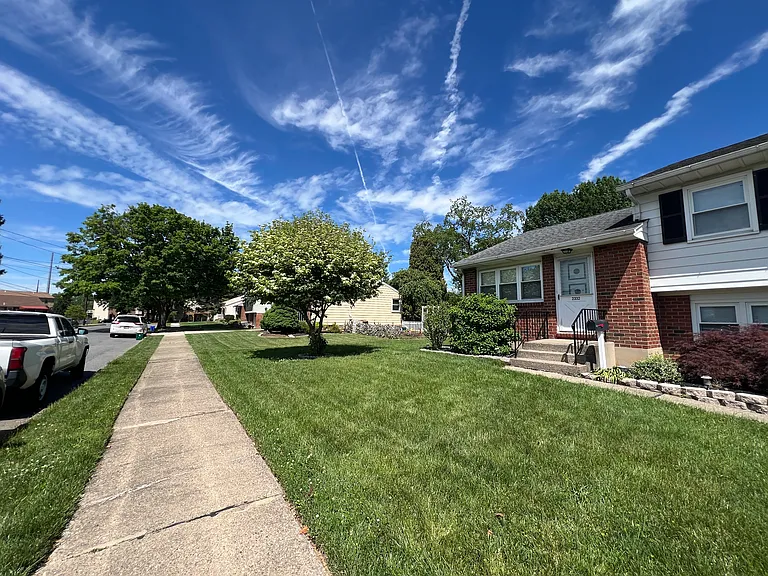 2332 Woodcrest Ave — Photo 2