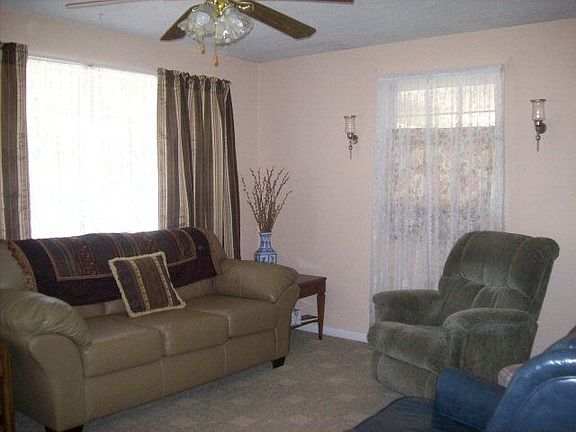 4th image of 208 Ashley Cir