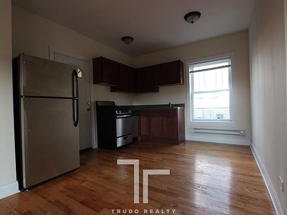 2nd image of 959 W Cornelia Ave