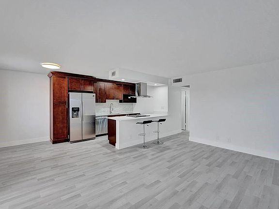 5th image of 4040 Harwood Dr #D-4040