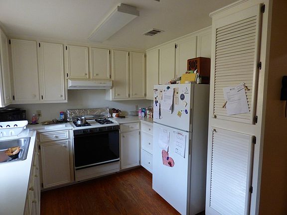 3rd image of 215 Bradshaw Ln