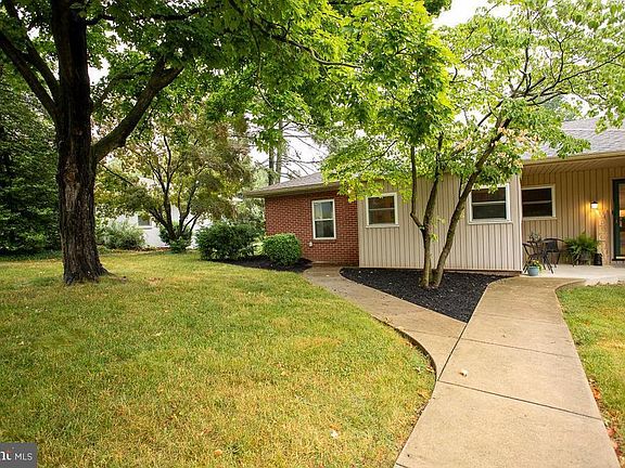 3rd image of 1639 Clover Ln